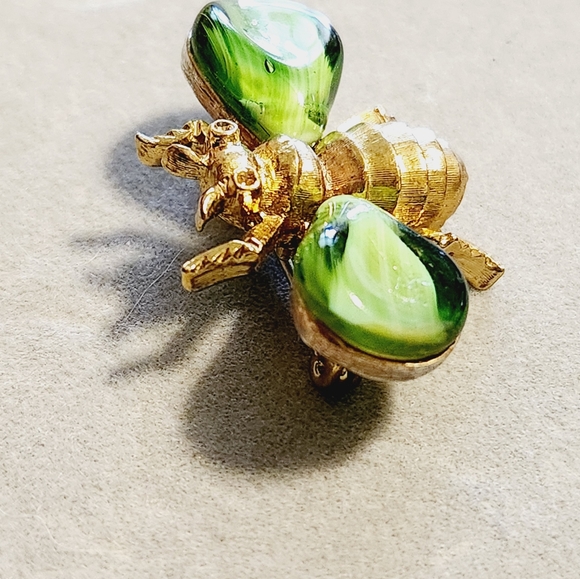 RARE Vintage Gold Tone J.J Jonette 3D Bee Insect Brooch Pin Green Art Glass Wing - Picture 2 of 7